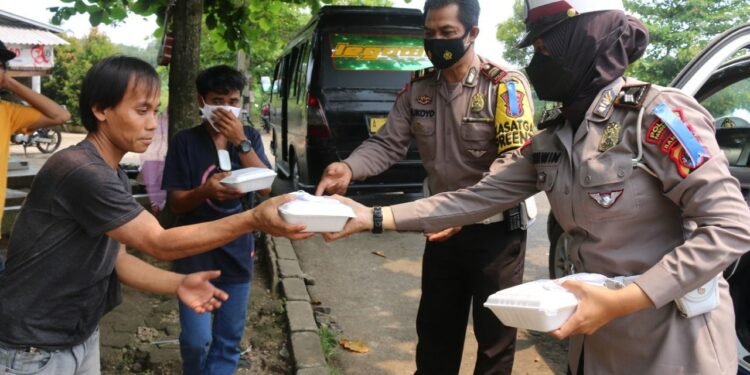 Satlantas Pandeglang Buka Warung Jumat, Sediakan Makanan Gratis untuk Warga