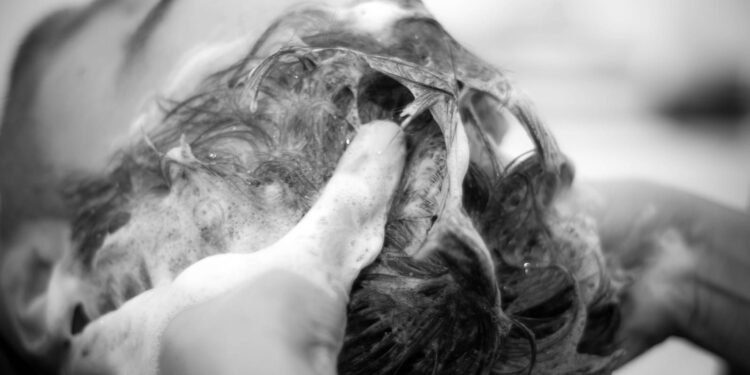 Berapa Kali Sih Keramas yang Benar? Ini Penjelasannya