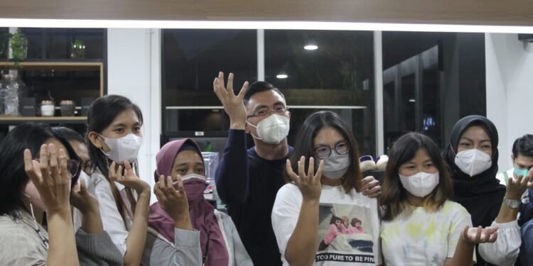 Nongkrong di Serona Coffee, Wagub Banten Pesan Menu Pakai Bahasa Isyarat