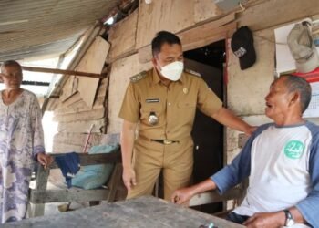 Tujuh KK di Ciwedus Tempati Gubuk Reot, Wakil Walikota Cilegon Minta Dermawan Sedekahkan Tanah 8 Tujuh KK di Ciwedus Tempati Gubuk Reot, Wakil Walikota Cilegon Minta Dermawan Sedekahkan Tanah