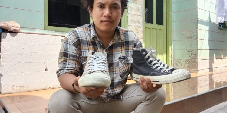 Gulung Tikar, Penjual Sepatu Terpaksa Gunakan Produknya Sendiri