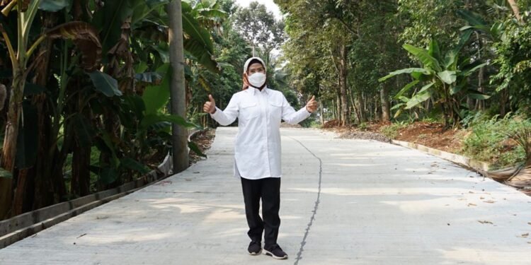 Warga Ramai-Ramai Hibahkan Lahan untuk Jalan Beton, Bupati Serang: Terima Kasih..