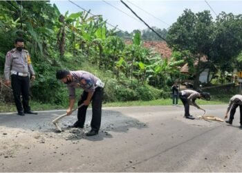 Picu Kecelakaan Lalu Lintas, Polres Pandeglang Bersihkan Material Sisa Cor Tanjakan Lebak Sereh