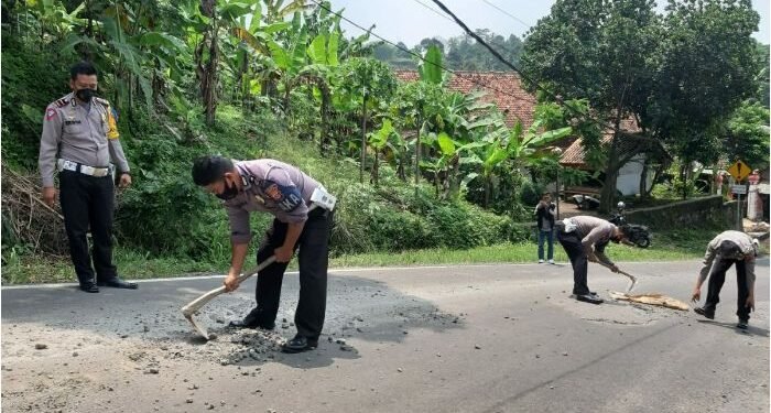 Picu Kecelakaan Lalu Lintas, Polres Pandeglang Bersihkan Material Sisa Cor Tanjakan Lebak Sereh 1 Picu Kecelakaan Lalu Lintas, Polres Pandeglang Bersihkan Material Sisa Cor Tanjakan Lebak Sereh