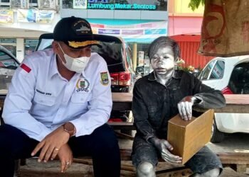 Cerita Qois, Bocah Warga Cilegon yang Jadi Manusia Silver: Putus Sekolah, Orang Tua Jadi Badut di Lampu Merah 3 Cerita Qois, Bocah Warga Cilegon yang Jadi Manusia Silver: Putus Sekolah, Orang Tua Jadi Badut di Lampu Merah