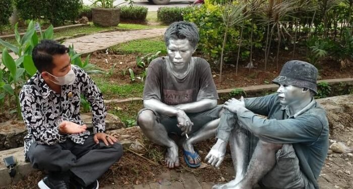 Qois, Bocah Manusia Silver yang Orangtuanya Jadi Badut Akhirnya Disekolahkan Pemkot Cilegon di SMPN 5 1 Qois, Bocah Manusia Silver yang Orangtuanya Jadi Badut Akhirnya Disekolahkan Pemkot Cilegon di SMPN 5