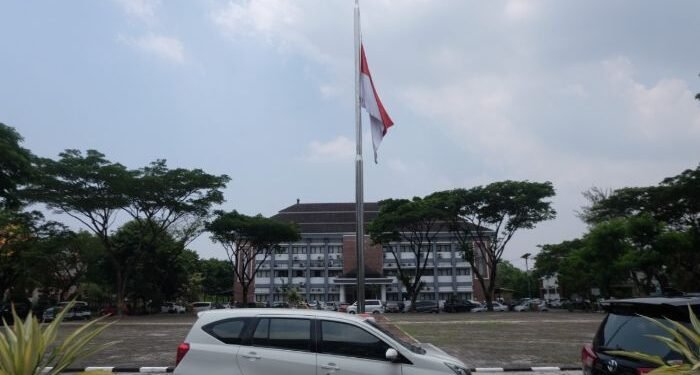 Mengenang PKI, Pemkot Serang Kibarkan Bendera Setengah Tiang 1 Mengenang PKI, Pemkot Serang Kibarkan Bendera Setengah Tiang