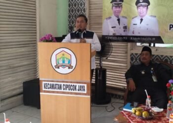 Kampungnya Ikut Lomba Kebersihan, Pot Bunga di Rumah Wakil Walikota Serang Diangkut Warga 3 Kampungnya Ikut Lomba Kebersihan, Pot Bunga di Rumah Wakil Walikota Serang Diangkut Warga