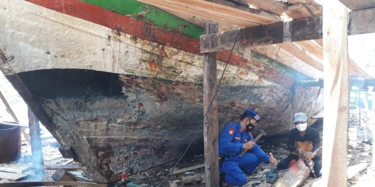 Patut Diacungi Jempol, Anggota Satpolair Polres Pandeglang Bantu Perbaiki Perahu Nelayan 1 Patut Diacungi Jempol, Anggota Satpolair Polres Pandeglang Bantu Perbaiki Perahu Nelayan