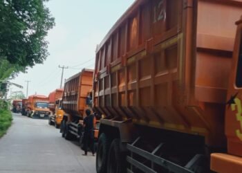 Truk Mogok di Jalan Cicurahem Lebak Bikin Macet, Arus Kendaraan Pakai Sistem Buka Tutup 5 Truk Mogok di Jalan Cicurahem Lebak Bikin Macet, Arus Kendaraan Pakai Sistem Buka Tutup