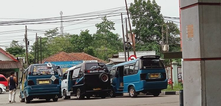 SPBU Mandala Lebak Jadi Terminal Bayangan Angkot