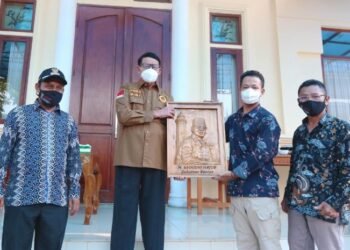 Kado HUT Banten, WH Terima Ukiran Wajah dari Seniman Difabel Asal Lebak
