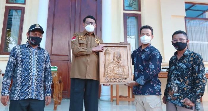Kado HUT Banten, WH Terima Ukiran Wajah dari Seniman Difabel Asal Lebak
