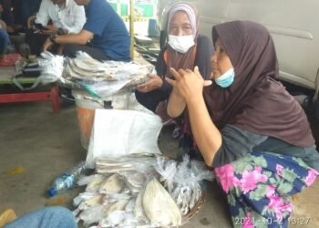 Sepi Pengunjung, Penjual Ikan Asin Keliling di Pantai Carita Pandeglang Mengeluh Turun Omset