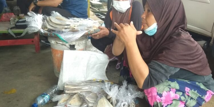 Sepi Pengunjung, Penjual Ikan Asin Keliling di Pantai Carita Pandeglang Mengeluh Turun Omset