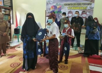 HUT Banten ke-21, ASN 2011 Pemprov Banten Berbagi Bersama Siswa Tak Mampu
