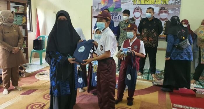 HUT Banten ke-21, ASN 2011 Pemprov Banten Berbagi Bersama Siswa Tak Mampu