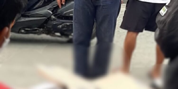 Truk Pengangkut Pasir Lindas Pengendara Motor di Jalan Raya Serang-Cilegon, Satu Orang Meninggal Dunia.. 1 Truk Pengangkut Pasir Lindas Pengendara Motor di Jalan Raya Serang-Cilegon, Satu Orang Meninggal Dunia..