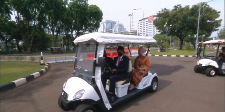 Rayakan HUT TNI ke 76 di Istana Negara, Jokowi Tak Lupa Lakukan Hobi Ini 1 Rayakan HUT TNI ke 76 di Istana Negara, Jokowi Tak Lupa Lakukan Hobi Ini