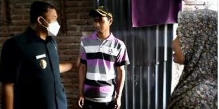 Wakil Walikota Cilegon Punya Hobi Datangi Warga Miskin, Sanuji Pentamarta: Mereka Harus Mendapatkan Haknya 1 Wakil Walikota Cilegon Punya Hobi Datangi Warga Miskin, Sanuji Pentamarta: Mereka Harus Mendapatkan Haknya