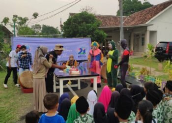 Pemulihan Trauma, Fino Badut Ajak Anak-anak Terdampak Bencana Rayakan HUT Banten Bersama