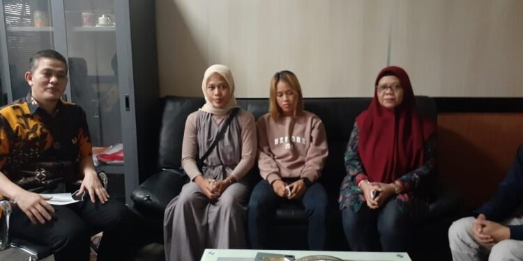 Saking Banyaknya, Mia Amalia Sang Peraih Emas di PON Lupa Jumlah Medali yang Sudah Diraih dari Muaythai