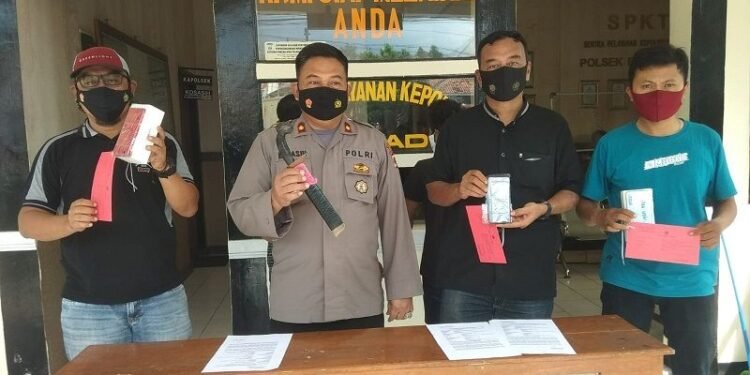 Dua Pemuda Curi HP, Ditangkap di Konter Saat Mau Jual Barang Curian