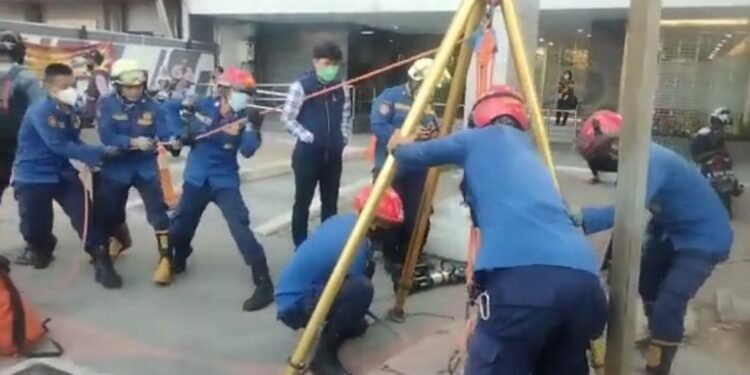 Satu Regu Damkar Bongkar Gorong Gorong Gara Gara Ada Kartu ATM Warga yang Jatuh, Ini Ceritanya..