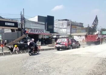 Pembangunan Betonisasi Jalan Nasional di Kota Serang Diprotes Warga 1 Pembangunan Betonisasi Jalan Nasional di Kota Serang Diprotes Warga