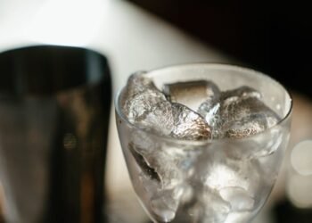 Es Batu Bermanfaat Untuk Atasi Jerawat dan Mempercantik Wajah, Benarkah?