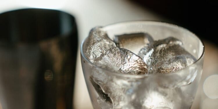 Es Batu Bermanfaat Untuk Atasi Jerawat dan Mempercantik Wajah, Benarkah?