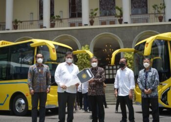 Airlangga Hartarto Hibahkan Bantuan Dua Bus Listrik dan Microbus untuk UGM
