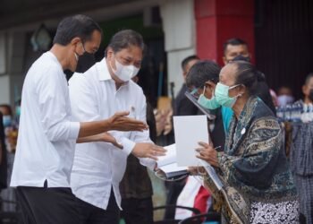 Menko Airlangga Dampingi Presiden Joko Widodo Memulai Program BT PKLW
