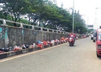 Jalan di Pintu Gerbang Pulau Jawa Dihiasi Sampah, DLH Kota Cilegon Kemana?