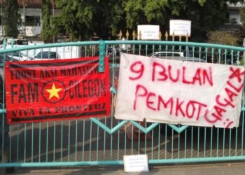 Sebut Banyak Pencitraan, Mahasiswa Gantungkan Kecap Manis di Kantor Walikota Cilegon 7 Sebut Banyak Pencitraan, Mahasiswa Gantungkan Kecap Manis di Kantor Walikota Cilegon