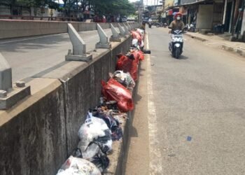 Fly Over Pelabuhan Merak Nasibmu Kini: Dipenuhi Sampah, Hari Ini Diangkut Besok Penuh Lagi 1 Fly Over Pelabuhan Merak Nasibmu Kini: Dipenuhi Sampah, Hari Ini Diangkut Besok Penuh Lagi
