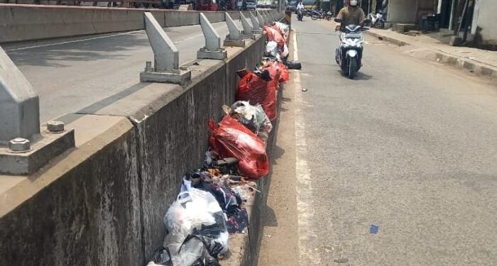 Fly Over Pelabuhan Merak Nasibmu Kini: Dipenuhi Sampah, Hari Ini Diangkut Besok Penuh Lagi 1 Fly Over Pelabuhan Merak Nasibmu Kini: Dipenuhi Sampah, Hari Ini Diangkut Besok Penuh Lagi