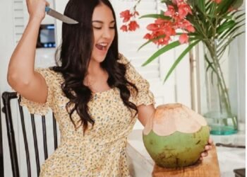 Selebgram Cantik Anya Geraldine Minta Tolong Kupas Kelapa Muda, Netizen: Kelapanya Gede Ya