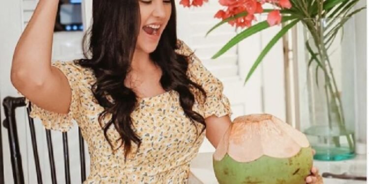 Selebgram Cantik Anya Geraldine Minta Tolong Kupas Kelapa Muda, Netizen: Kelapanya Gede Ya