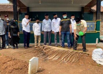 Safari hingga Ziarah Kubur, Iman Ariyadi Minta Kader Golkar Cilegon Dekat dengan Kiai