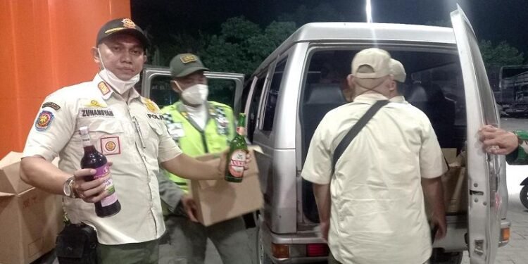 Hasil Razia Satpol PP Kota Cilegon Tadi Malam, Banyak Kios Jamu Jual Miras