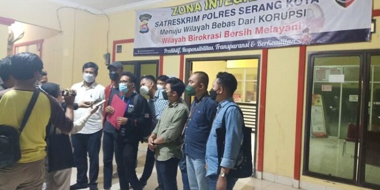 Perempuan Korban Pelecehan Oknum Ketua Presma Untirta Datangi Polresta Serang