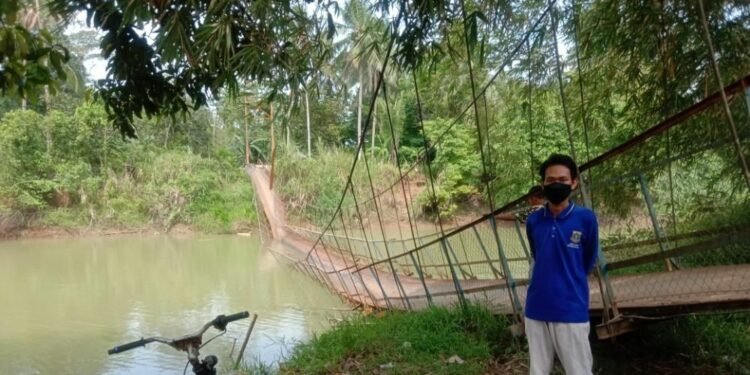 Brakkk... Jembatan Gantung Penghubung Dua Desa di Pandeglang Ambrol