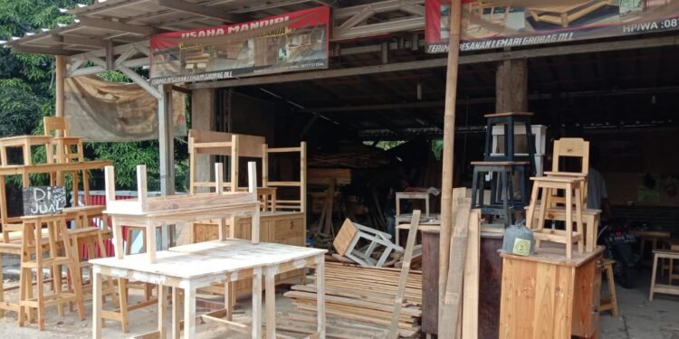 Furnitur Jati Belanda Laris Manis di Toko Usaha Mandiri