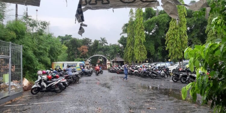 Tak Lagi Gratis, Kini Parkir di Disdukcapil Kota Serang Tarif, Motor Rp1.000 dan Mobil Rp2.000
