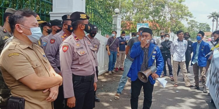 PMII Demo Pemkab Lebak, Protes Kenapa Deklarasi Pilkades Damai Dilakukan di Rumah Mulyadi Jayabaya