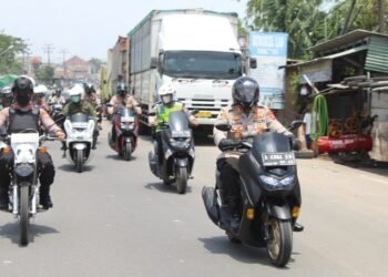 Logistik Pilkades di Kabupaten Serang Didistribusikan Pada H-2 1 Naik Motor, Kapolres Serang Keliling Cek Kesiapan Pilkades Serentak