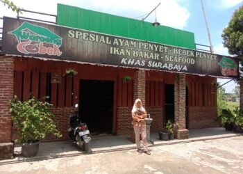 Sambal Penyet Jadi Favorit di Waroeng Cobek Khas Surabaya