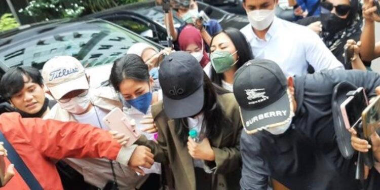 Buntut Kabur Karantina, Rachel Vennya Diperiksa di Polda Metro Jaya, Netizen: Awas Aja Jadi Duta Karantina! 1 Buntut Kabur Karantina, Rachel Vennya Diperiksa di Polda Metro Jaya, Netizen: Awas Aja Jadi Duta Karantina!