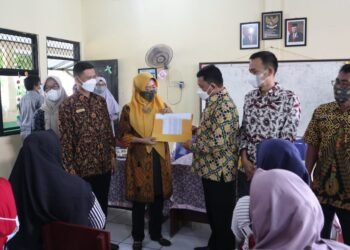 Serahkan Beasiswa PIP di SDN Tamansari II, Sanuji: Uangnya Bukan Untuk Belanja di Mal 9 Serahkan Beasiswa PIP di SDN Tamansari II, Sanuji: Uangnya Bukan Untuk Belanja di Mal